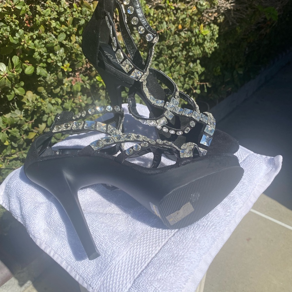 Fabulicious Black Nubuck heels